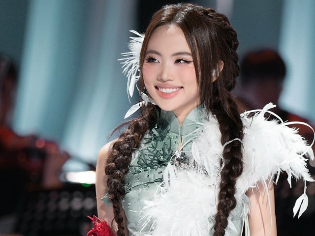 Chiếc đầm cánh cò mang giấc mơ “Việt Nam bay xa“ của Phương Mỹ Chi