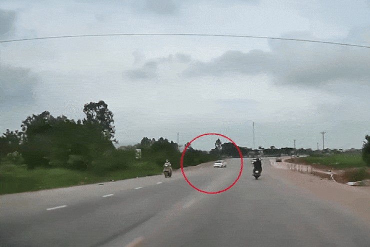 Khoảnh khắc ôtô tông hai xe máy, rơi xuống sông
