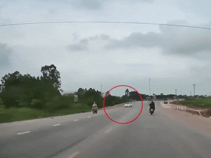 Khoảnh khắc ôtô tông hai xe máy, rơi xuống sông