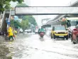 Đường lớn Hà Nội thành 'sông' sau 15 phút mưa lớn