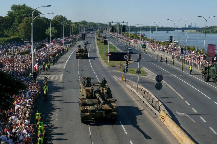 Pháo tự hành K9 do Hàn Quốc sản xuất tham gia diễu hành tại TP Warsaw - Ba Lan. Ảnh: Bloomberg