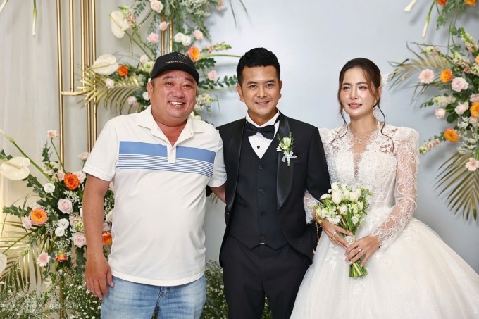 "Cò" Phùng Ngọc mừng hạnh phúc của Hùng Thuận và bà xã Thanh Tâm, tối 12/7. Ảnh: Quỳnh Trần
