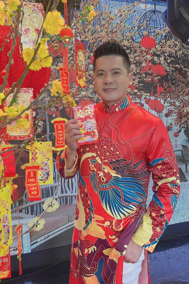 Diễn viên Hoàng Anh năm 2018 khiến khán giả yêu phim truyền hình phía Nam chú ý qua nhân vật Công - gã chồng sở khanh trong phim "Gạo nếp, gạo tẻ". Vai diễn này Hoàng Anh đã lột tả được rất rõ tính cách nhân vật và gây được cảm xúc cho người xem. Nhờ vai diễn gây ấn tượng nên Hoàng Anh trở thành gương mặt diễn viên có tiếng trong làng giải trí phía Nam. Tuy nhiên, sau 2 năm thành công, anh quyết định từ bỏ công việc quen thuộc để sang Mỹ đoàn tụ cùng vợ Việt kiều và con gái. Những tưởng hôn nhân của họ bền chặt, ai ngờ chỉ ít thời gian sau cặp đôi chính thức đường ai nấy đi, con gái anh ở cùng mẹ của bé. Kể từ đây, nam diễn viên trở thành người độc thân.