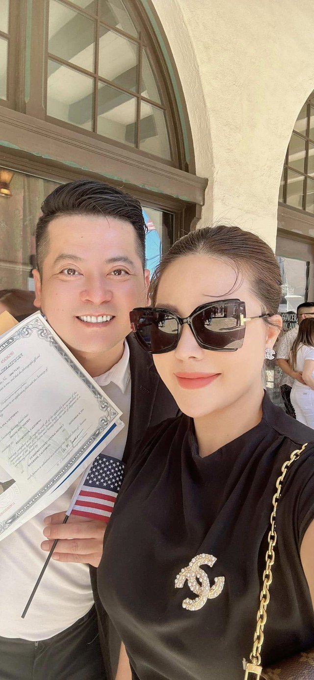 Sang Mỹ hơn 4 năm, diễn viên Hoàng Anh mới nhận được quốc tịch ở nước này. Trên Facebook, nam diễn viên "Gạo nếp, gạo tẻ" khoe về tin vui của mình. Về cuộc sống trên xứ sở cờ hoa, Hoàng Anh chia sẻ với báo chí khi sang Mỹ, nam diễn viên phải làm nhiều nghề khác nhau.