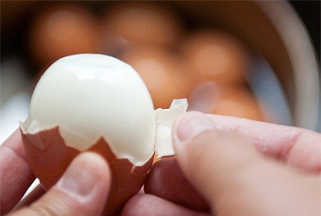 Mẹo luộc trứng để dễ bóc vỏ, lòng đỏ không bị xám - 1