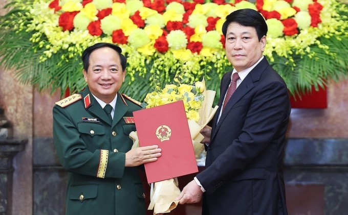 Chủ tịch nước Lương Cường trao quyết định thăng quân hàm từ thượng tướng lên đại tướng cho Chủ nhiệm Tổng cục Chính trị Quân đội nhân dân Việt Nam Trịnh Văn Quyết, sáng 14/7. Ảnh: TTXVN