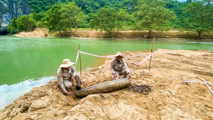 Chỉ sau 3 giờ xử lý, quả bom đã được di dời về kho chứa vật liệu nổ an toàn