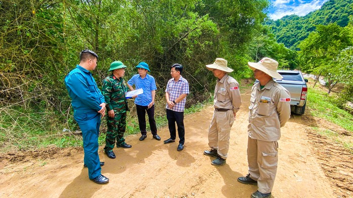 Lực lượng chức năng bàn phương án xử lý quả bom an toàn