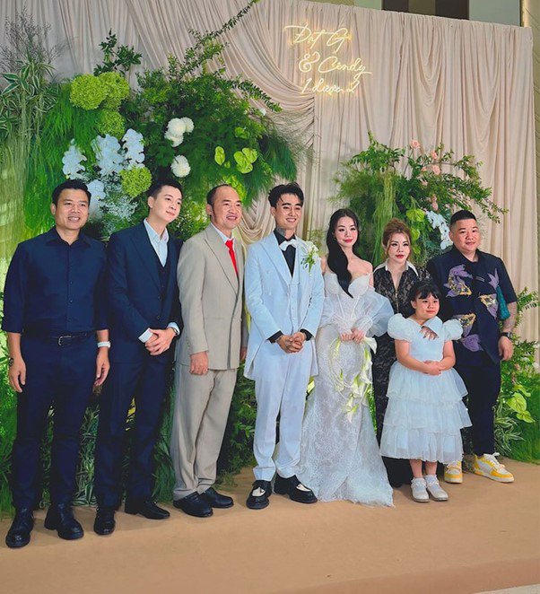 Tiến Luật, Ngô Kiến Huy đến mừng Đạt G và Cindy Lư nên duyên vợ chồng. Ảnh: FB Tiến Luật.