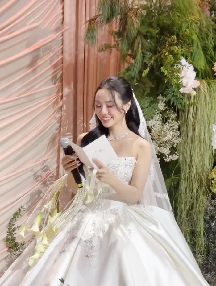Cindy Lư nở nụ cười hạnh phúc khi gửi lời cảm ơn tới Đạt G đã cho bản thân được làm cô dâu. Ảnh: TikTok inthemoodforshowbiz.