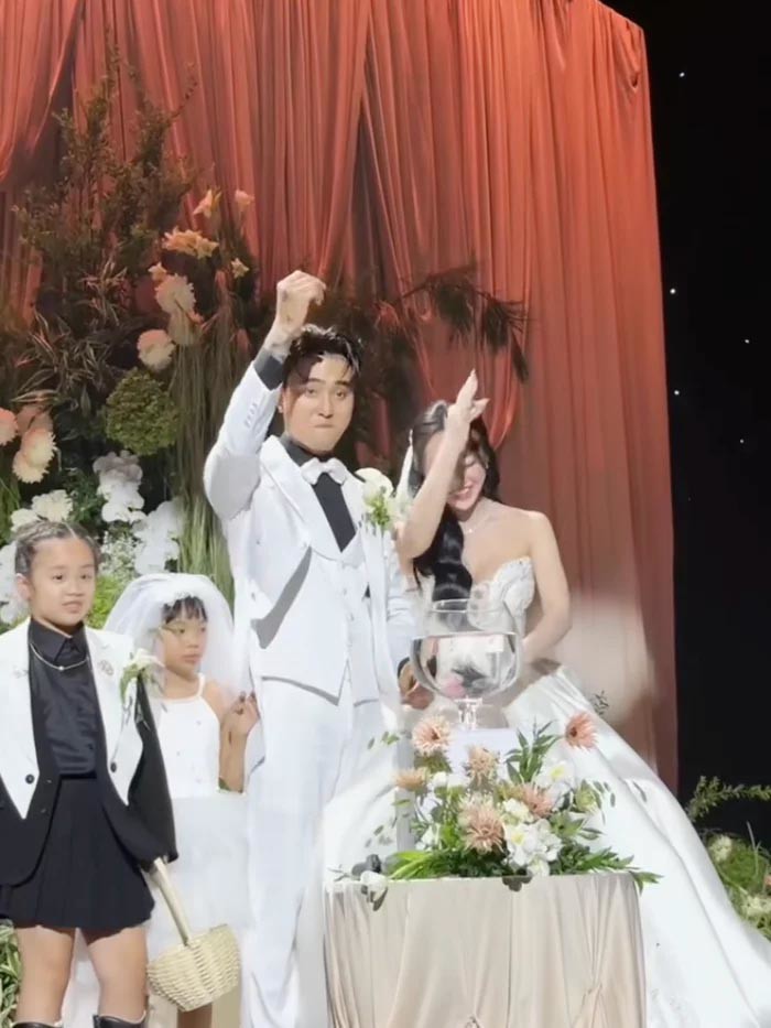 Đạt G và Cindy Lư hào hứng khoe đã cắt tay nhỏ máu sau khi hoàn thành nghi lễ. Ảnh: TikTok aimeebridal153.