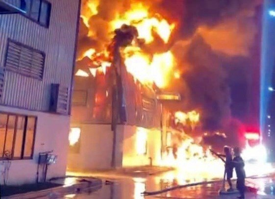 Cảnh sát khống chế ngọn lửa cháy kho xưởng trong Cụm công nghiệp Tiên Lãng.