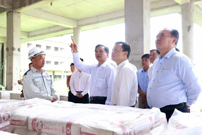Lãnh đạo TP Cần Thơ đi kiểm tra dự án Bệnh viện Ung bướu Cần Thơ vào ngày 11-7 vừa qua