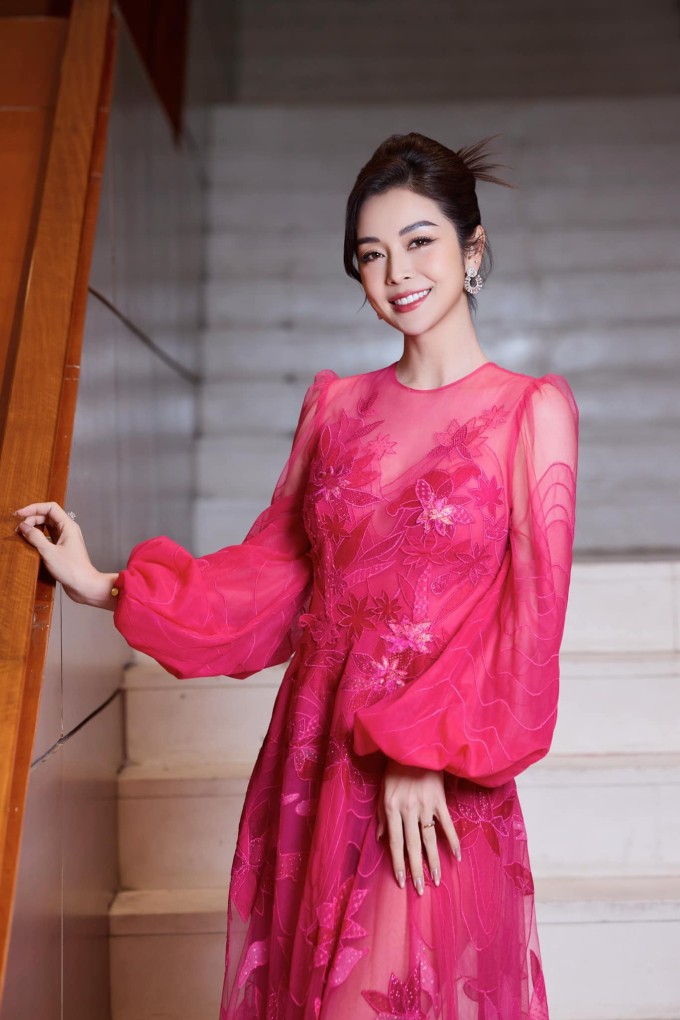 Jennifer Phạm khi làm MC cho một sự kiện hồi đầu năm.