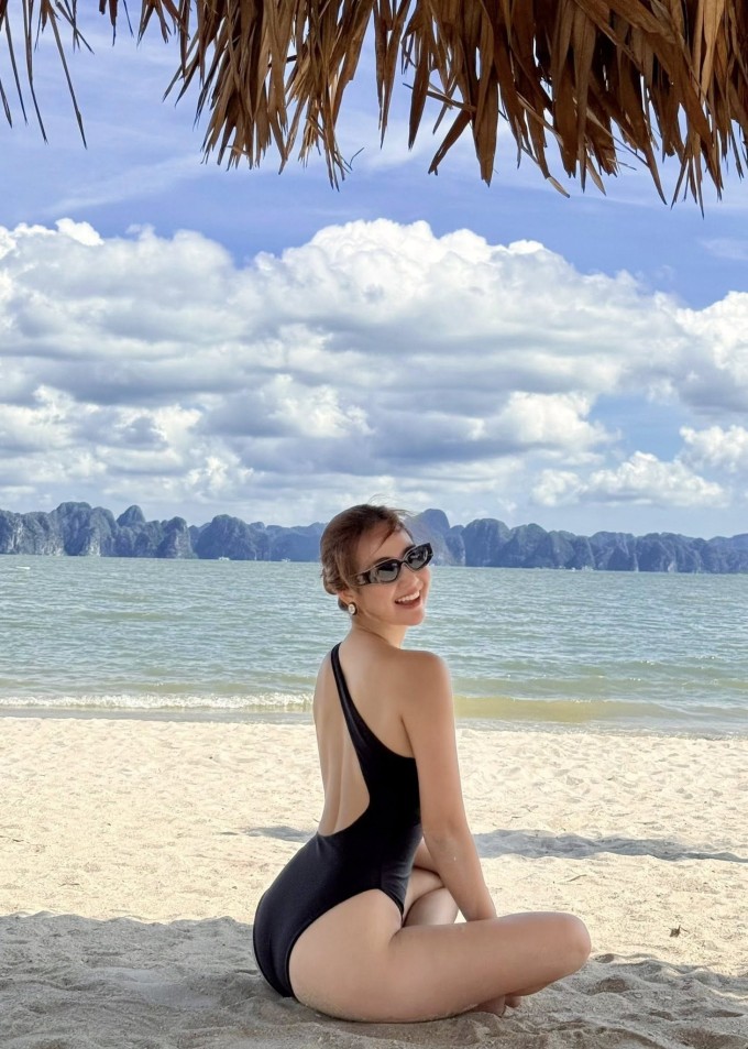 Diễn viên 'Thương ngày nắng về' được hàng chục nghìn người quan tâm khi đăng ảnh khoe dáng với áo tắm cắt khoét tại biển Hạ Long.