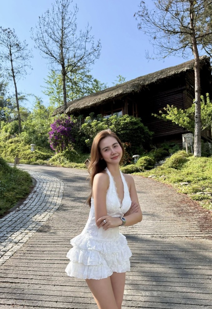 Vóc dáng không mỡ thừa nhờ chăm thể thao và ăn uống khoa học giúp Phan Minh Huyền tự tin nhiều kiểu trang phục và được nhận xét trẻ trung hơn so với tuổi thật.
