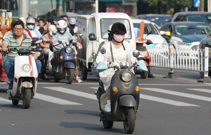 Người dân đi xe máy điện tại Nam Ninh, tháng 4/2024. Ảnh: CFP