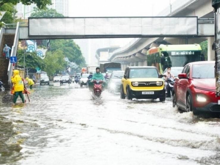 Đường lớn Hà Nội thành “sông“ sau 15 phút mưa lớn