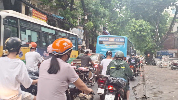 Người dân lưu thông trên đường Đê La Thành - một trong những tuyến đường thuộc trong Vành đai 1 Hà Nội. Ảnh: Nguyễn Thế