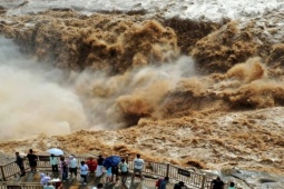 Du lịch - Thác nước cuồn cuộn như nham thạch, cảnh tượng khiến ai cũng kinh ngạc