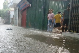 Mưa dông bao phủ khiến nhiều tuyến phố ở Hà Nội có nguy cơ ngập nặng
