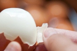 Mẹo luộc trứng để dễ bóc vỏ, lòng đỏ không bị xám