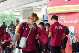 Ông Kim Sang-sik thúc học trò ra sân ngay ngày đầu đến Indonesia
