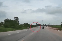Khoảnh khắc ôtô tông hai xe máy, rơi xuống sông
