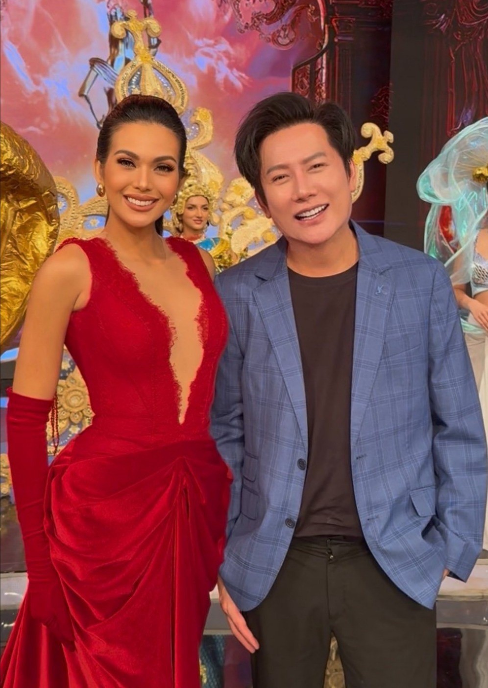 Ông Nawat và đương kim Hoa hậu Hòa bình Quốc tế Christine Juliane Opiaza trong đêm bán kết Hoa hậu Hòa bình Ấn Độ 2025.