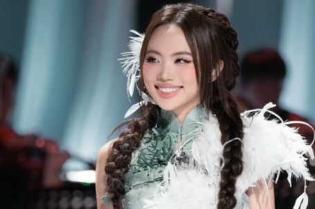 Chiếc đầm cánh cò mang giấc mơ 'Việt Nam bay xa' của Phương Mỹ Chi
