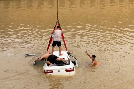 Ôtô 5 chỗ có 'dấu hiệu bất thường' trước khi gây tai nạn làm 3 người chết