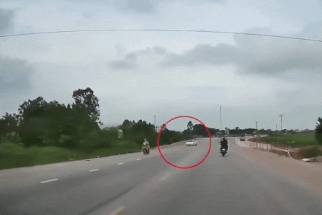 Khoảnh khắc ôtô tông hai xe máy, rơi xuống sông