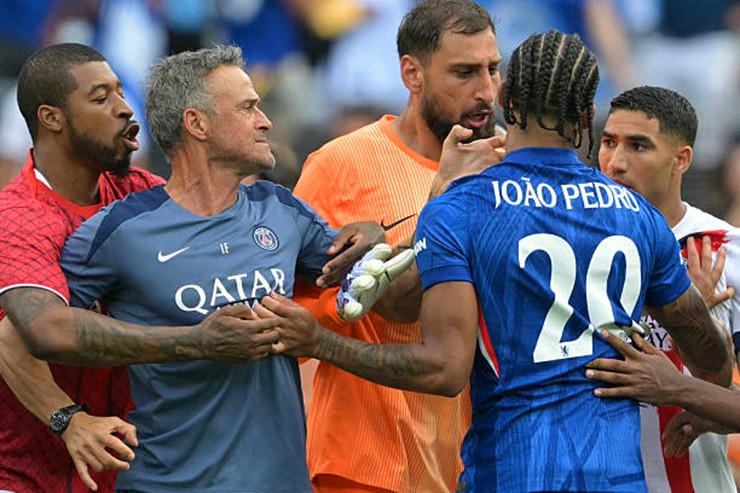 HLV Luis Enrique của PSG đã có hành động mất kiểm soát với Joao Pedro của Chelsea