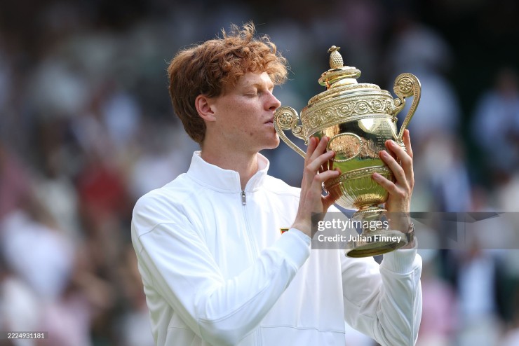 Đây là Grand Slam thứ 4&nbsp;của Sinner, bên cạnh 2 Australian Open và 1 US Open.&nbsp;Anh cũng cắt chuỗi 5 trận toàn thua Alcaraz, bao gồm thất bại 2-3 ở chung kết Roland Garros hồi tháng 6