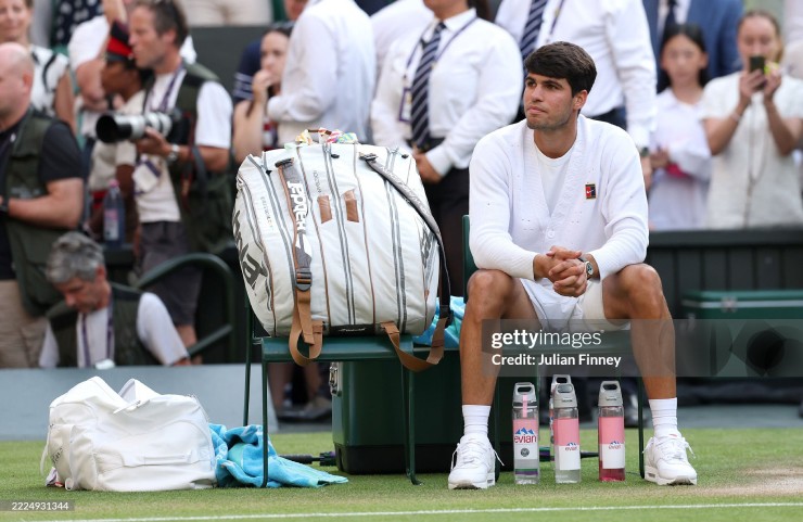 Alcaraz buồn bã nhìn Sinner nhận cúp vô địch. Sau 2 năm thống trị Grand Slam sân cỏ, "Tiểu Nadal"&nbsp;bị phế truất bởi chính đối thủ mà anh e ngại nhất