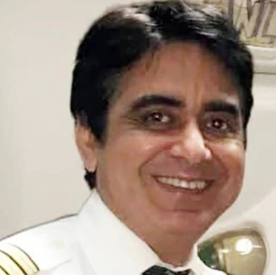 Cơ trưởng Sumeet Sabharwal, 56 tuổi, được cho là chuẩn bị nghỉ hưu trong vài tháng tới. Ảnh: Telegraph. Cơ trưởng Sumeet Sabharwal, 56 tuổi, được cho là chuẩn bị nghỉ hưu trong vài tháng tới. Ảnh: Telegraph.