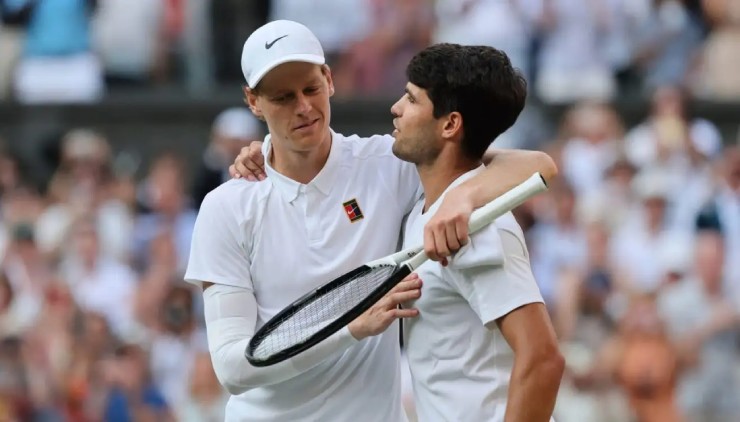 Alcaraz (bên phải) vẫn gặp vấn đề với cú giao bóng ở chung kết Wimbledon 2025 với Sinner (bên trái)