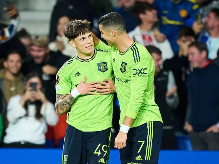 Ronaldo mời gọi Garnacho đến Al Nassr