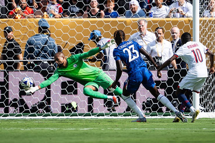Pha cản phá xuất thần cú ra chân cự ly gần của Dembele cứu thua cho Chelsea