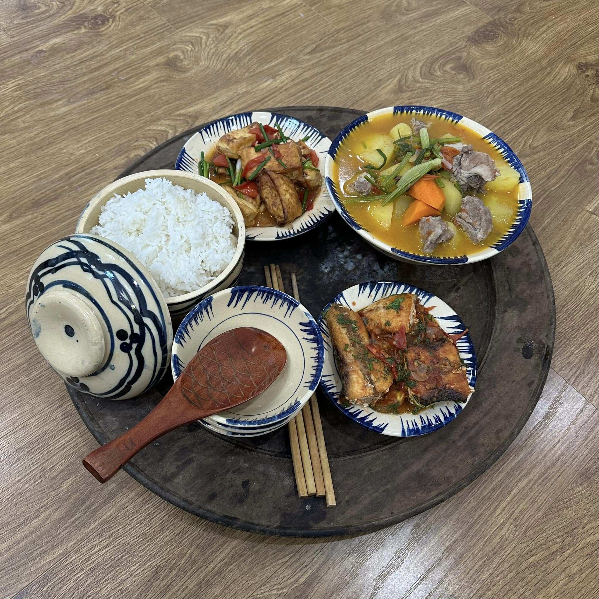 Cá thu xốt cà chua - Canh khoai tây - Đậu kho xì dầu