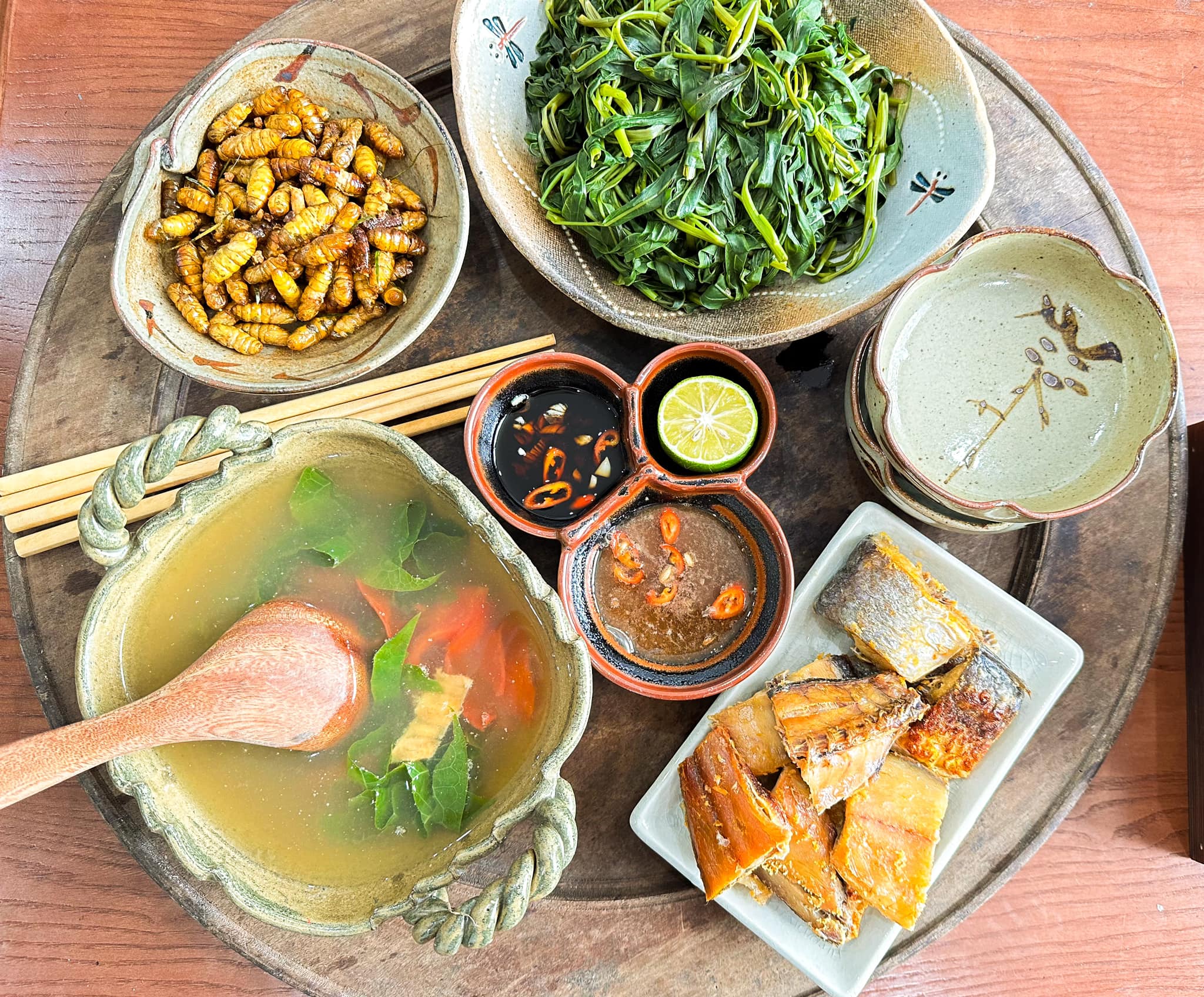 Nhộng rang - Rau muống luộc chấm mắm cáy - Cá biển rán chấm mắm tỏi ớt