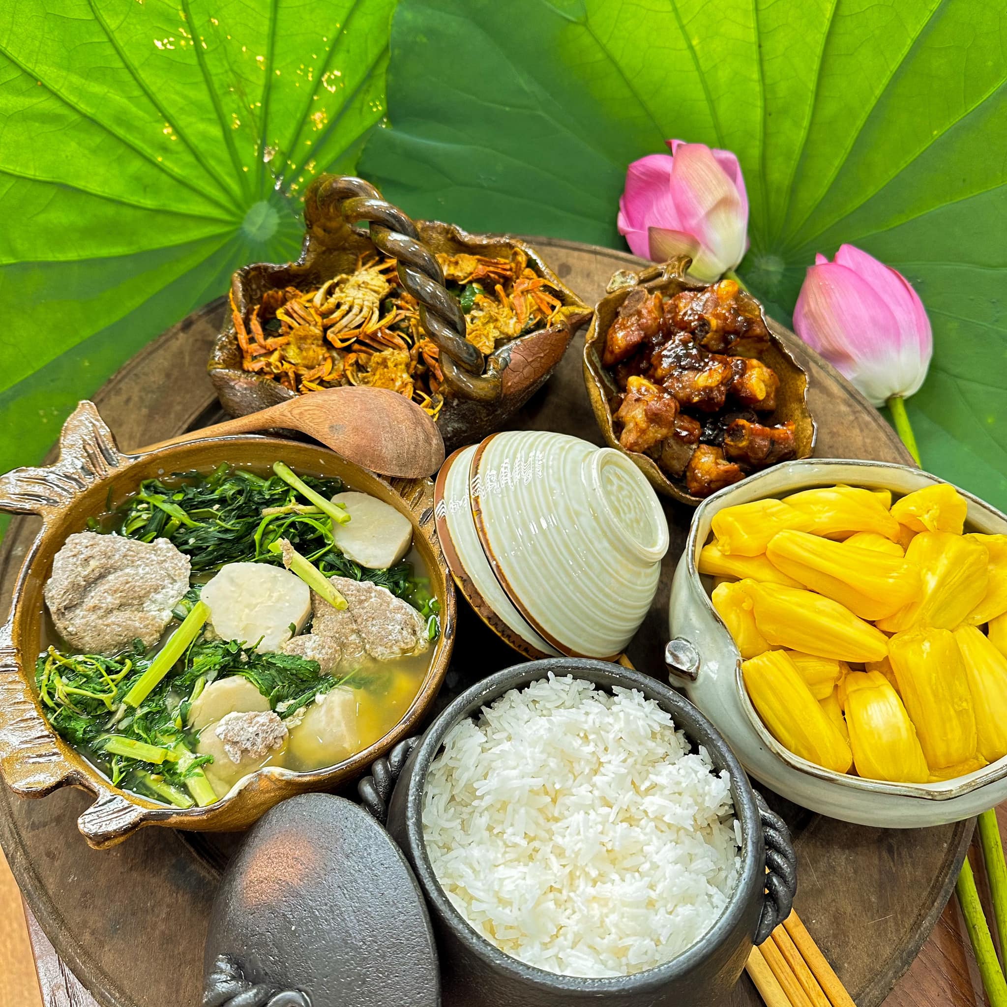 Canh cua nấu khoai sọ, rau rút - Rạm om lá lốt - Sườn kho - Mít mật