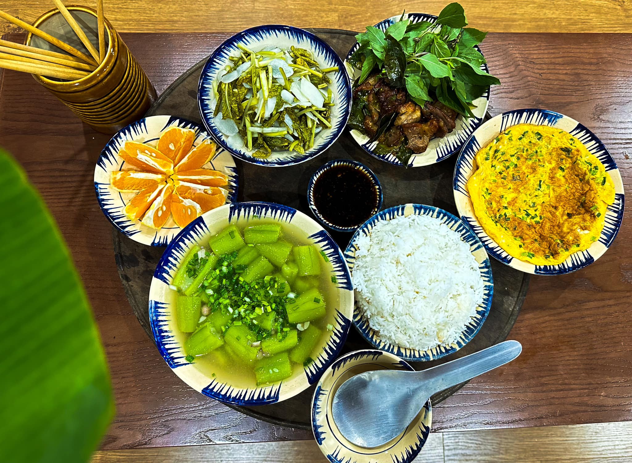 Dưa cải củ - Trứng tráng - Mướp nấu lạc - Thịt chiên lá móc mật