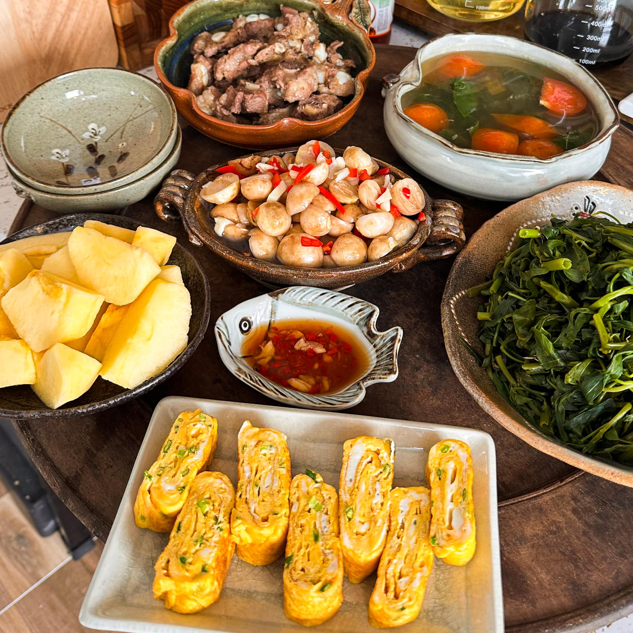 Trứng cuộn - Sụn rang cháy cạnh - Cà muối chua - Rau muống luộc - Táo tráng miệng