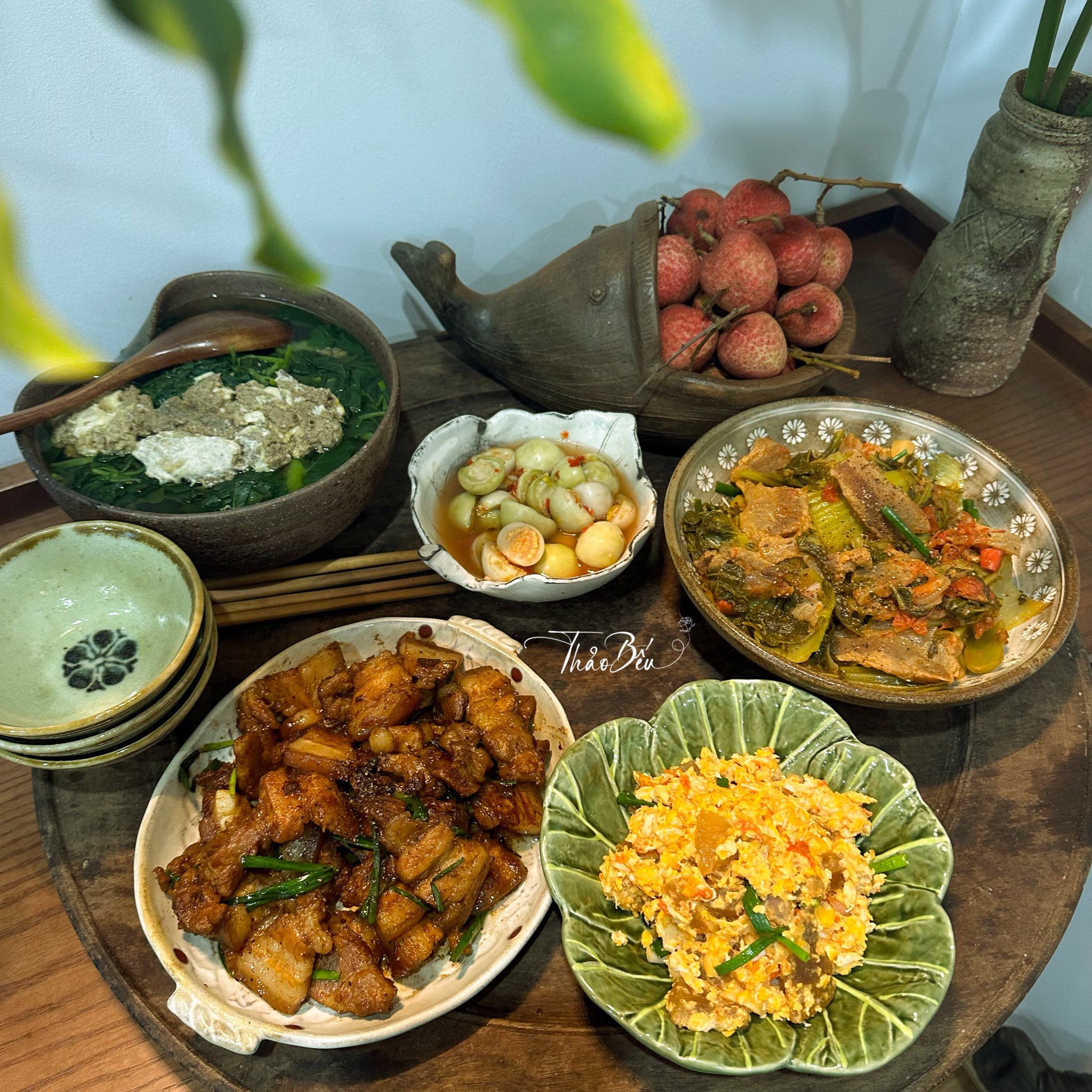 Ba chỉ rang cháy cạnh - Dưa chua xào tóp mỡ - Trứng bác cà chua - Canh cua - Cà muối - Vải