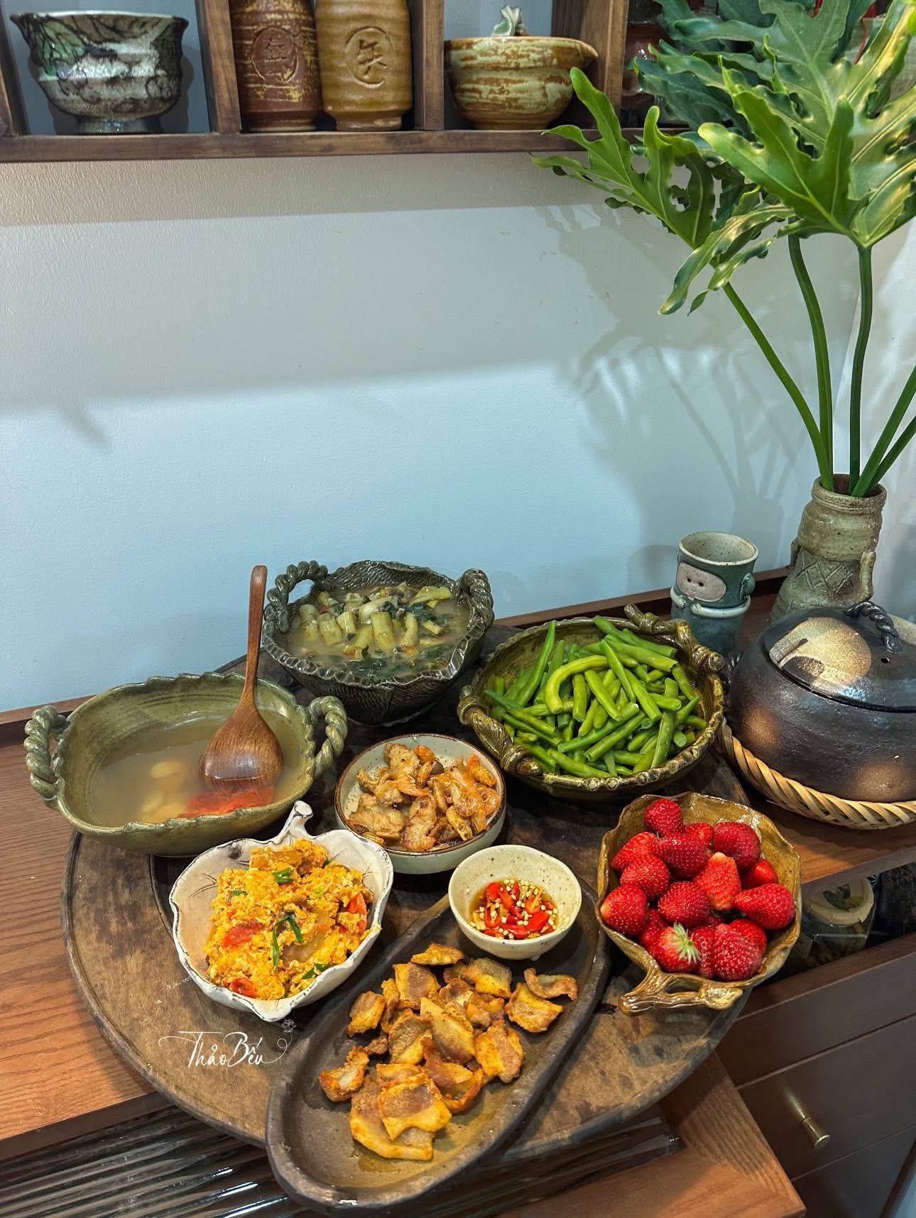 Tóp mỡ chiên giòn - Trứng bác cà chua - Canh bồng khoai - Đỗ luộc - Dâu tây
