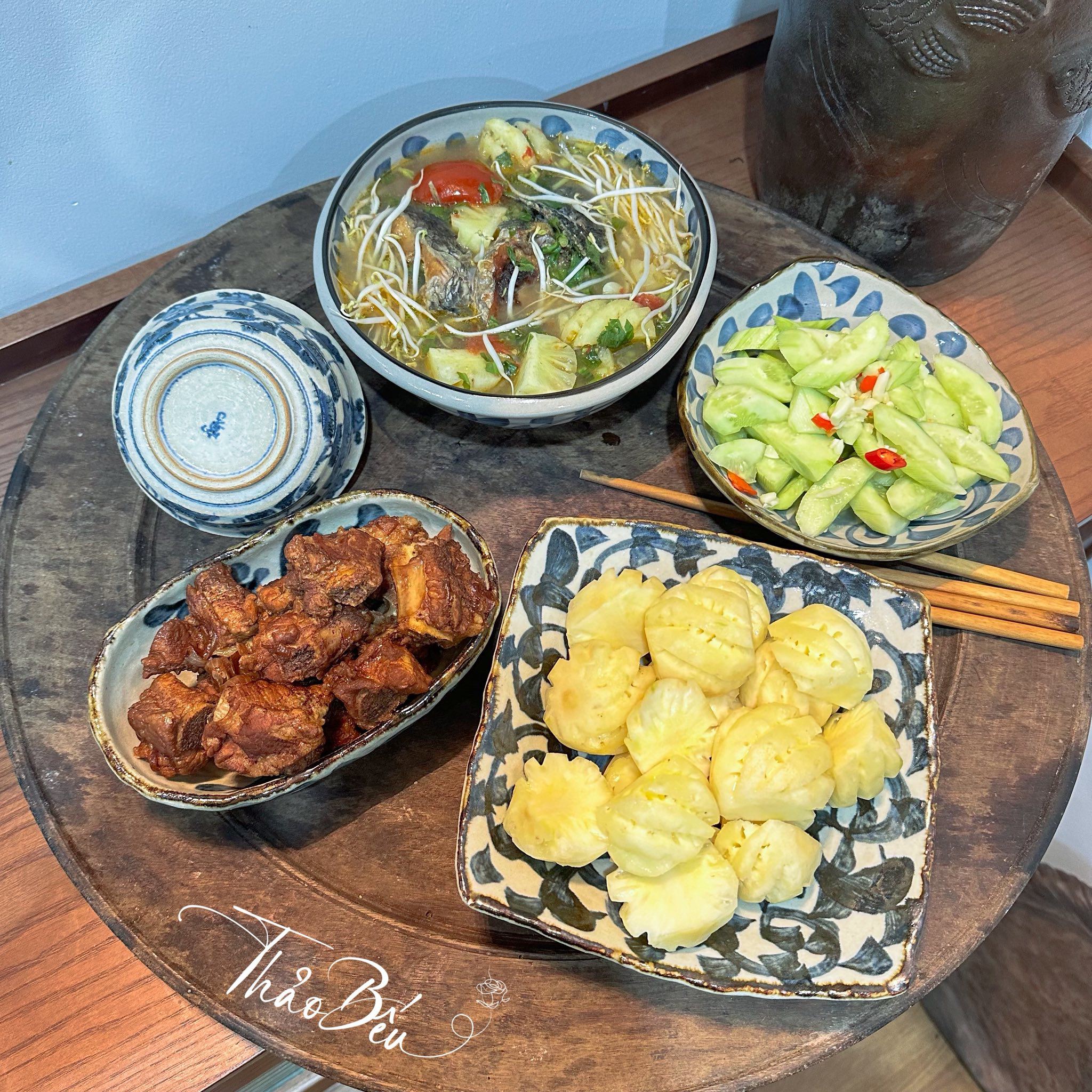 Sườn rim - Canh cá nấu chua - Dưa chuột nộm - Dứa