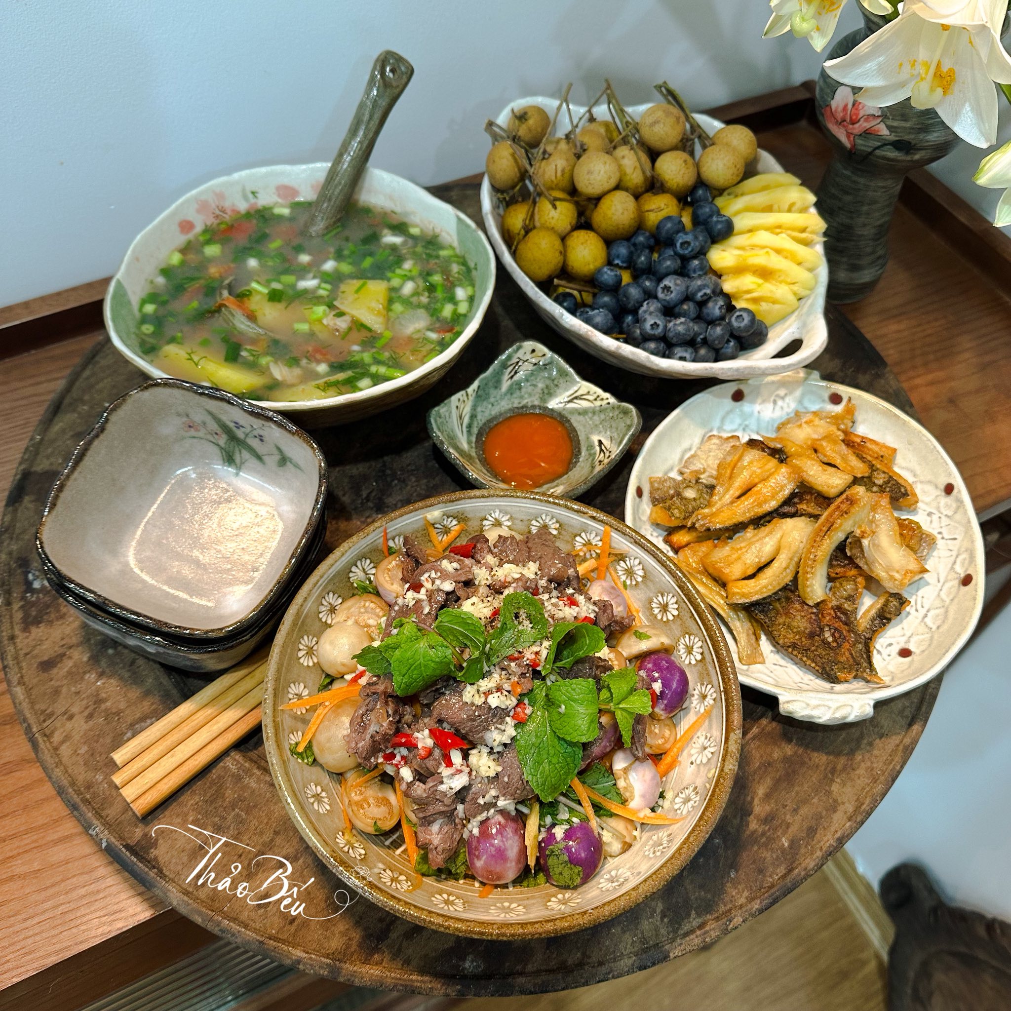 Canh ngao nấu chua - Nộm bò cà pháo - Cá lóc 2 nắng chiên - Hoa quả tráng miệng