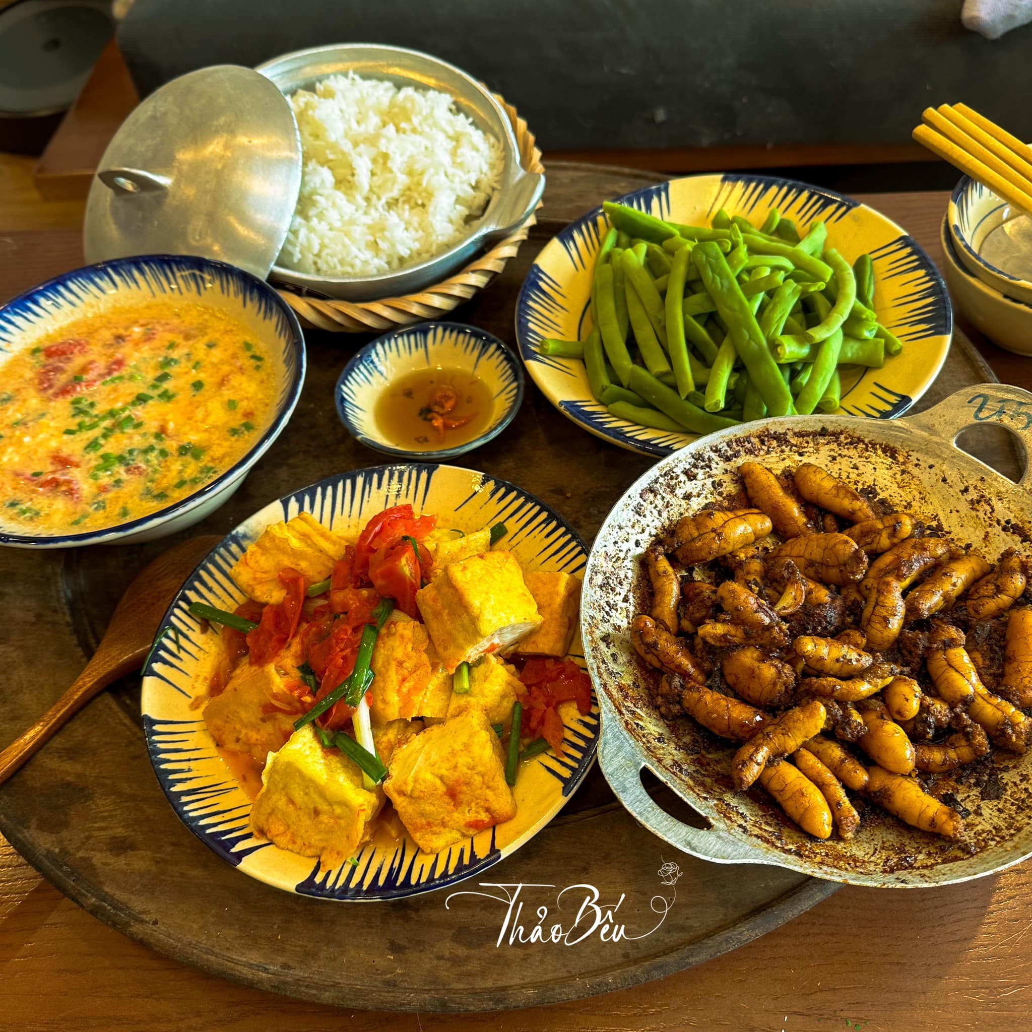 Trứng cá rô đồng kho tiêu - Canh trứng gà - Đậu sốt cà chua - Đỗ luộc