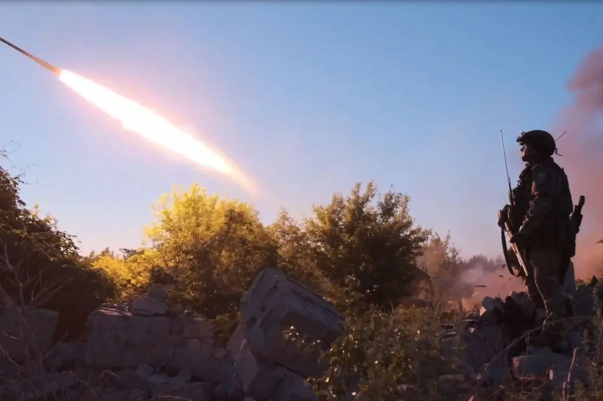 Biến thể mới của pháo phản lực TOS-1A lần đầu xuất hiện ở tiền tuyến tại Ukraine. Ảnh chụp màn hình video.